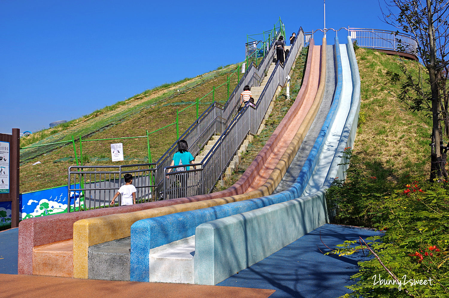 新北特色公園》中和員山公園遊逸之丘～滑草坡道 x 城堡溜索 x 超大沙坑 x 超嗨旋轉盤 x 攀爬繩網隧道 x 20米超長彩虹滑梯～超美超好玩的大型共融遊樂場～新北市中和區免費景點 @兔兒毛毛姊妹花