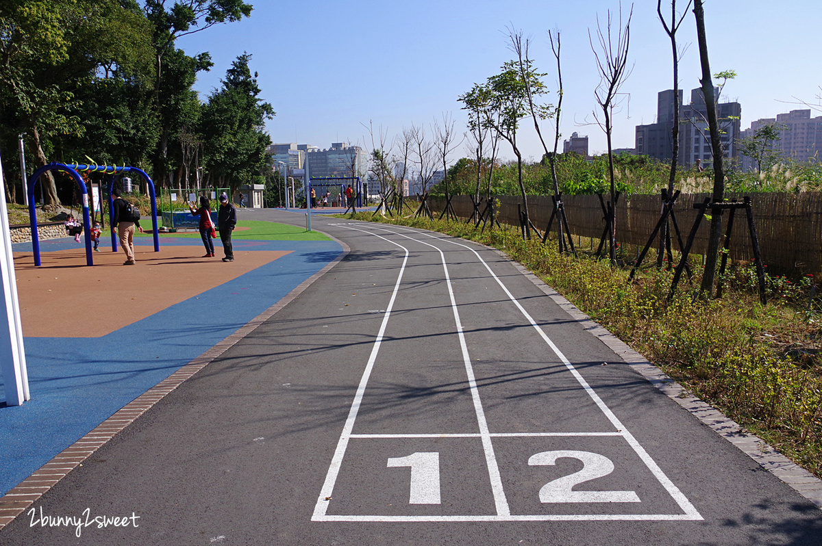 新北特色公園》中和員山公園遊逸之丘～滑草坡道 x 城堡溜索 x 超大沙坑 x 超嗨旋轉盤 x 攀爬繩網隧道 x 20米超長彩虹滑梯～超美超好玩的大型共融遊樂場～新北市中和區免費景點 @兔兒毛毛姊妹花