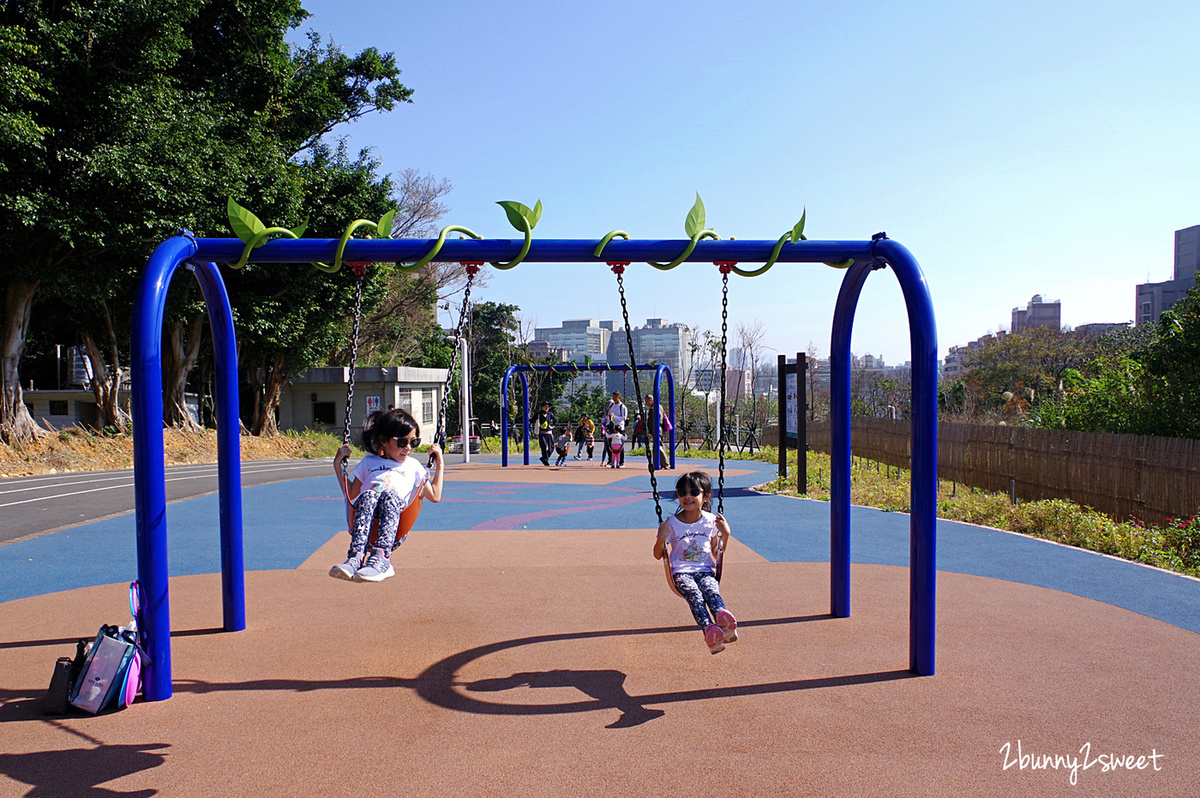 新北特色公園》中和員山公園遊逸之丘～滑草坡道 x 城堡溜索 x 超大沙坑 x 超嗨旋轉盤 x 攀爬繩網隧道 x 20米超長彩虹滑梯～超美超好玩的大型共融遊樂場～新北市中和區免費景點 @兔兒毛毛姊妹花