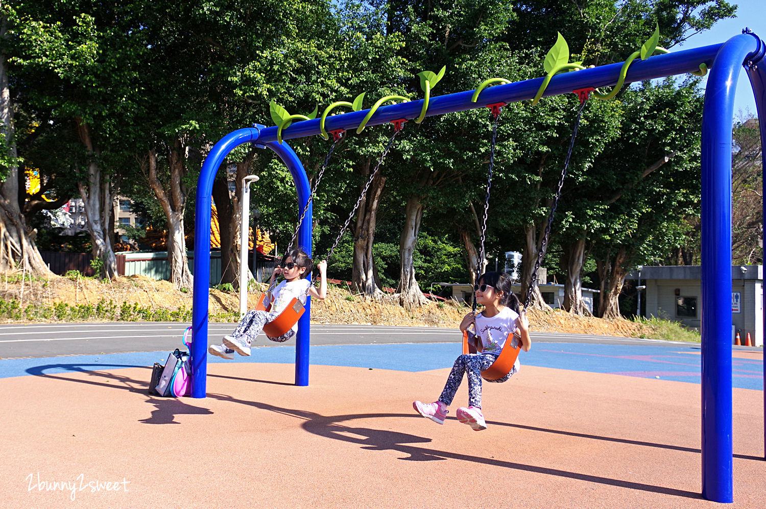 新北特色公園》中和員山公園遊逸之丘～滑草坡道 x 城堡溜索 x 超大沙坑 x 超嗨旋轉盤 x 攀爬繩網隧道 x 20米超長彩虹滑梯～超美超好玩的大型共融遊樂場～新北市中和區免費景點 @兔兒毛毛姊妹花