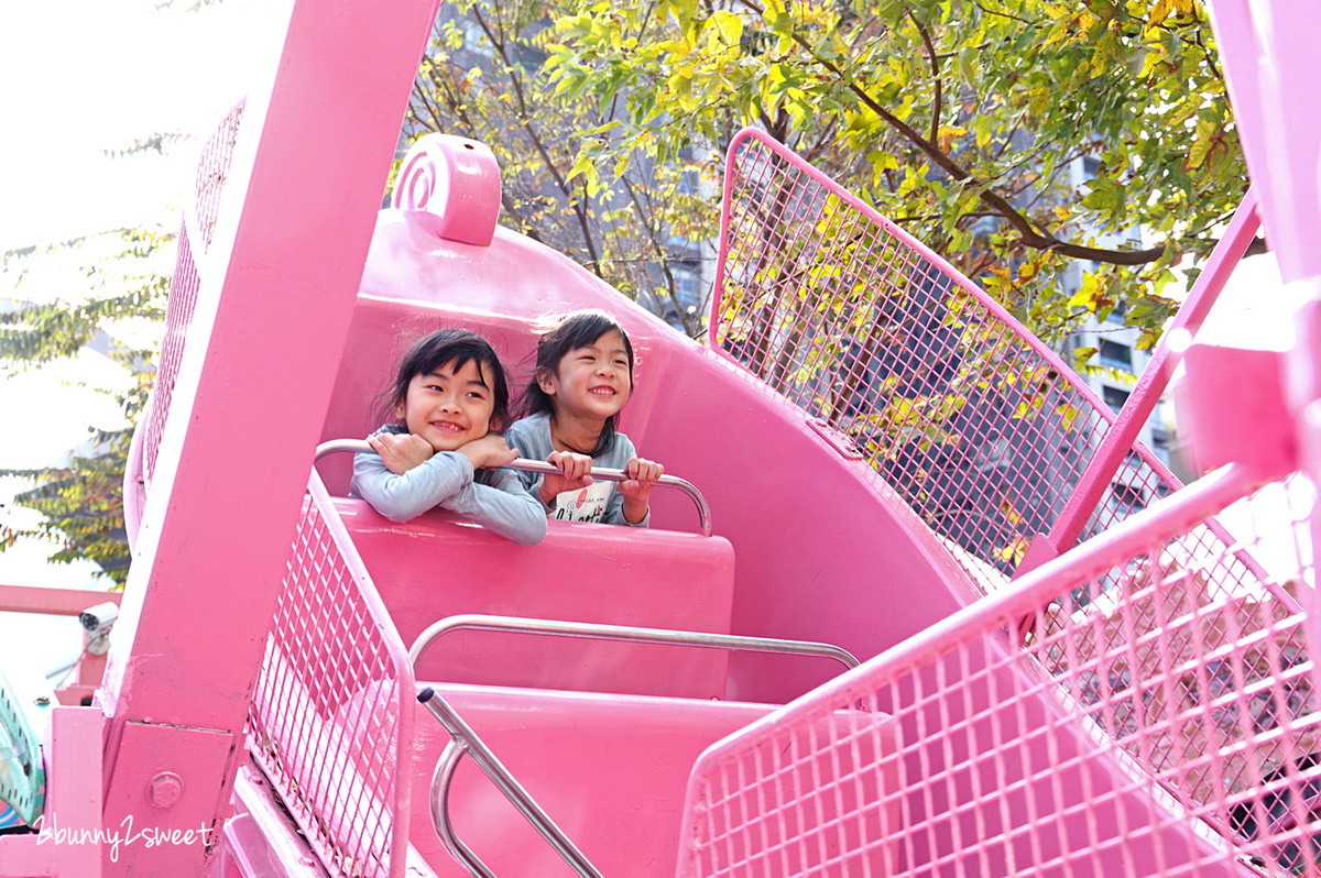 [台中。親子景點] 草悟道粉紅遊樂園 PINK LAND~巨大夾娃娃機、海盜船、小火車、戰鬥機、摩天輪、熱氣球、旋轉木馬&#8230;夢幻好拍又好玩的期間限定遊樂園｜IG 熱門景點 @兔兒毛毛姊妹花