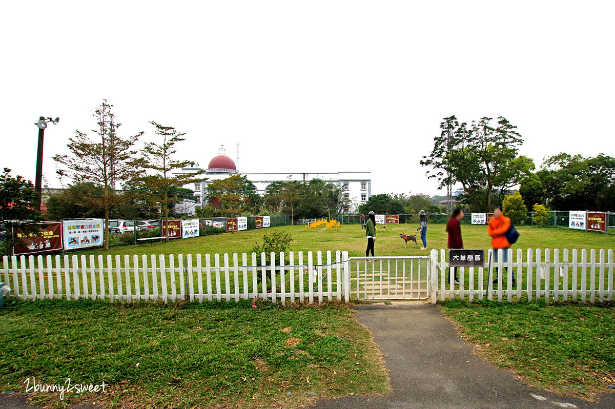 桃園親子餐廳》林可可家的牧場 親子寵物友善餐廳～有超大沙坑、遊戲室可以遛小孩，還有小包廂、大草坪、狗狗泳池可以遛毛小孩～桃園龍潭環境超舒適的親子寵物餐廳 @兔兒毛毛姊妹花