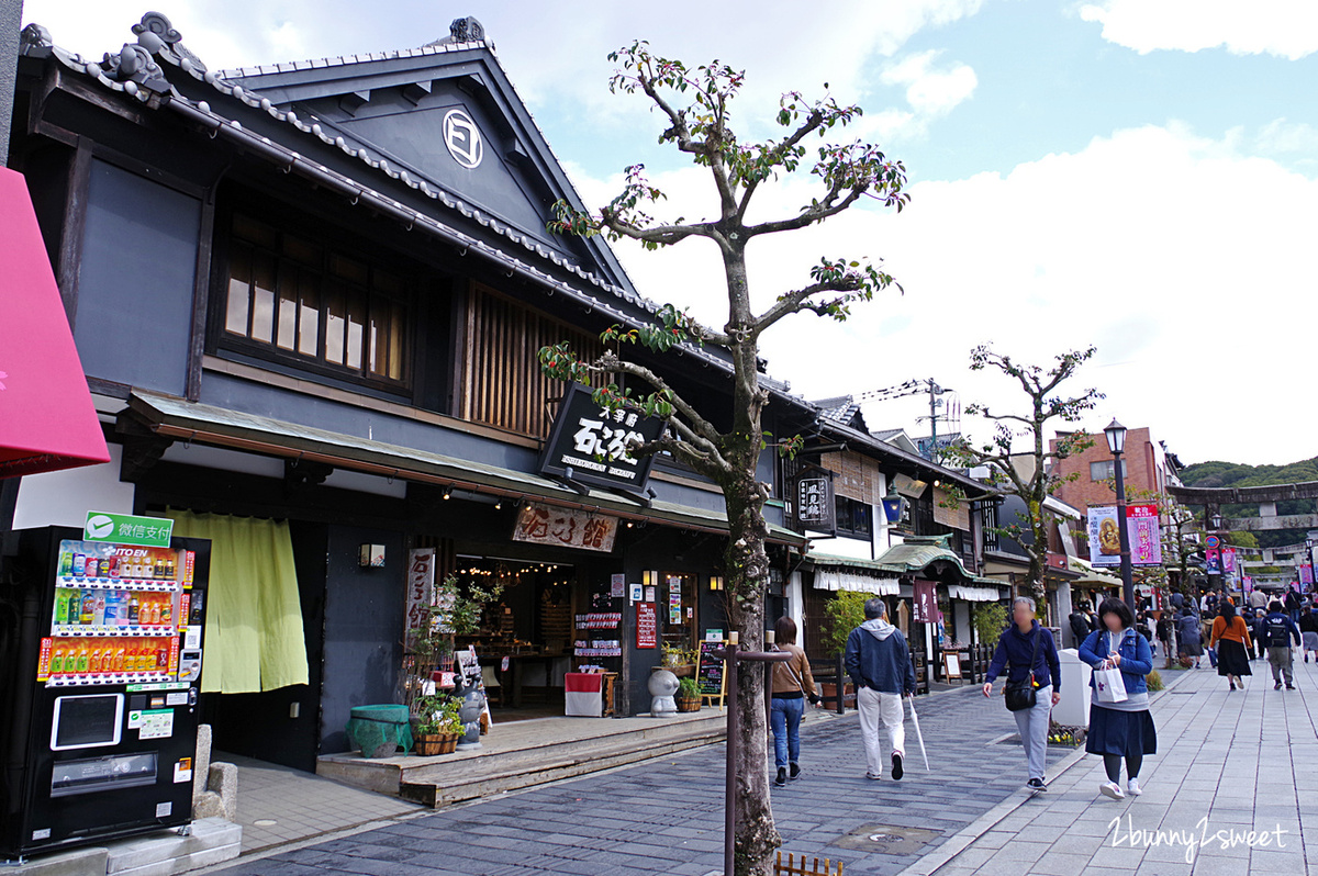 九州福岡景點》太宰府天滿宮半日遊～交通、停車、景點、美食全攻略～必吃一蘭合格拉麵、太宰府名物梅枝餅、壽子屋手工仙貝、天山鬼瓦最中八女茶草莓大福&#038;串蕨，必拍日本十大最美星巴克 @兔兒毛毛姊妹花