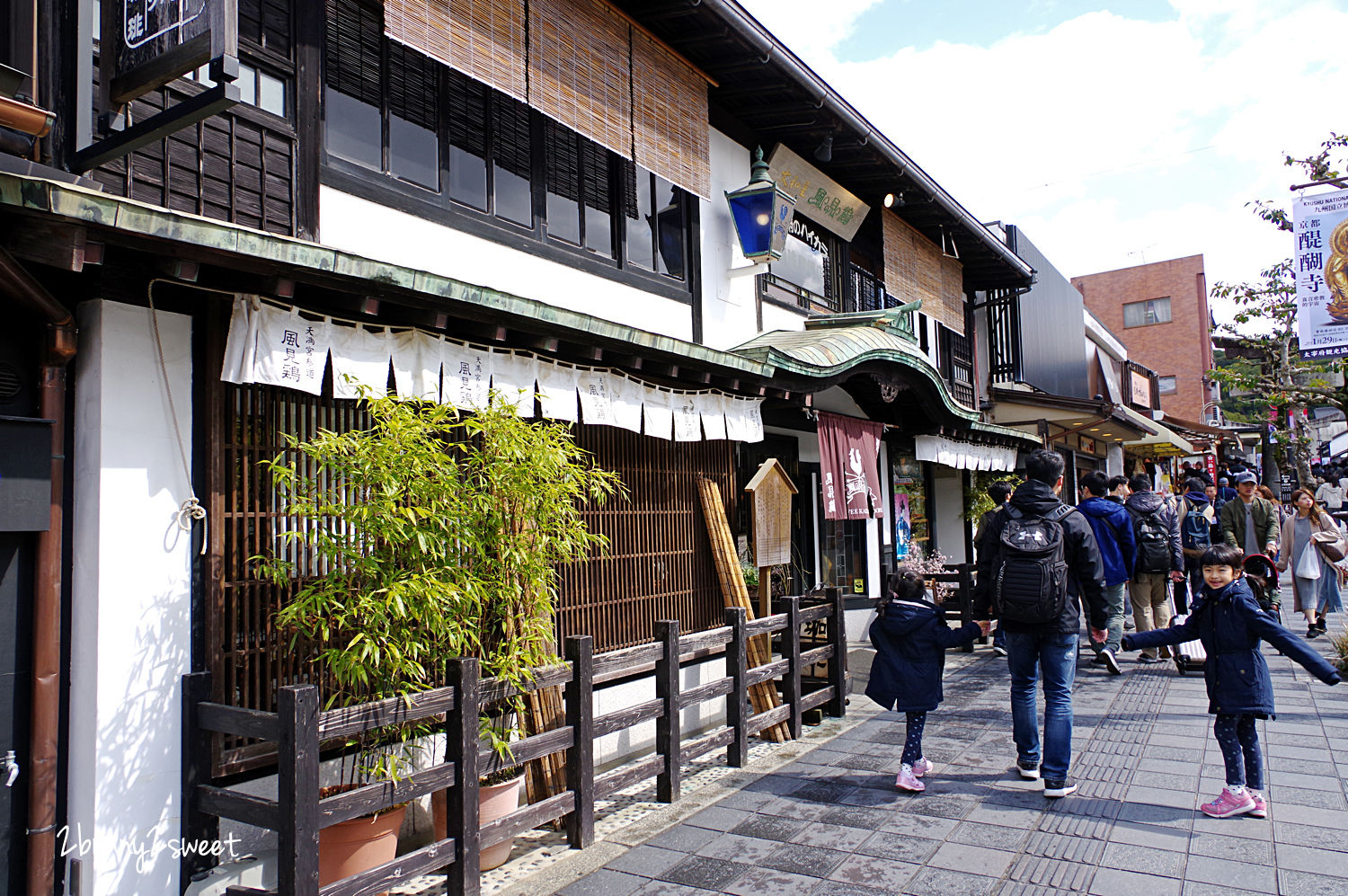 九州福岡景點》太宰府天滿宮半日遊～交通、停車、景點、美食全攻略～必吃一蘭合格拉麵、太宰府名物梅枝餅、壽子屋手工仙貝、天山鬼瓦最中八女茶草莓大福&#038;串蕨，必拍日本十大最美星巴克 @兔兒毛毛姊妹花