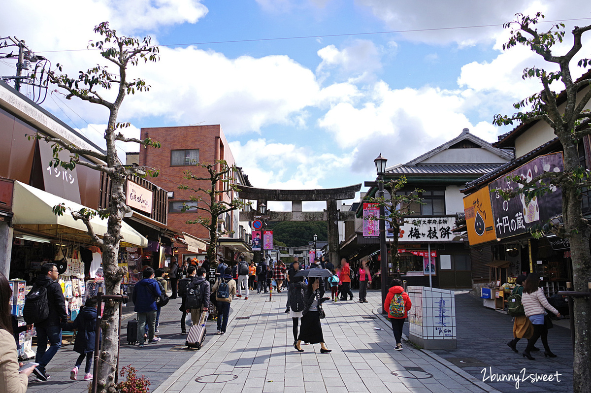 九州福岡景點》太宰府天滿宮半日遊～交通、停車、景點、美食全攻略～必吃一蘭合格拉麵、太宰府名物梅枝餅、壽子屋手工仙貝、天山鬼瓦最中八女茶草莓大福&#038;串蕨，必拍日本十大最美星巴克 @兔兒毛毛姊妹花