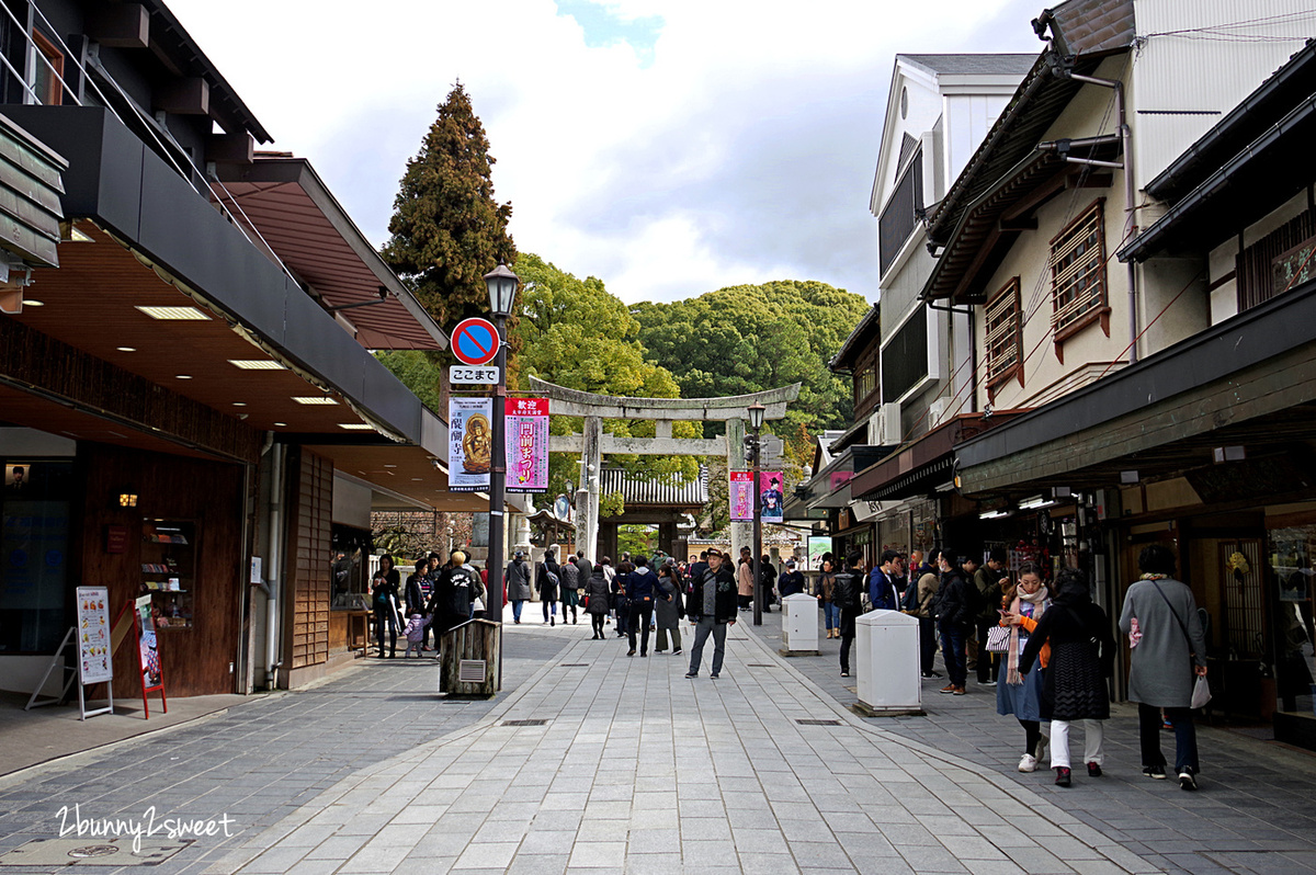 九州福岡景點》太宰府天滿宮半日遊～交通、停車、景點、美食全攻略～必吃一蘭合格拉麵、太宰府名物梅枝餅、壽子屋手工仙貝、天山鬼瓦最中八女茶草莓大福&#038;串蕨，必拍日本十大最美星巴克 @兔兒毛毛姊妹花