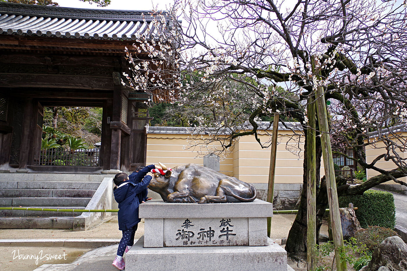 九州福岡景點》太宰府天滿宮半日遊～交通、停車、景點、美食全攻略～必吃一蘭合格拉麵、太宰府名物梅枝餅、壽子屋手工仙貝、天山鬼瓦最中八女茶草莓大福&#038;串蕨，必拍日本十大最美星巴克 @兔兒毛毛姊妹花