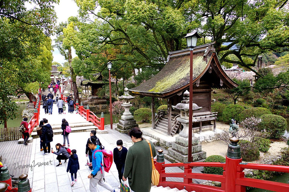 九州福岡景點》太宰府天滿宮半日遊～交通、停車、景點、美食全攻略～必吃一蘭合格拉麵、太宰府名物梅枝餅、壽子屋手工仙貝、天山鬼瓦最中八女茶草莓大福&#038;串蕨，必拍日本十大最美星巴克 @兔兒毛毛姊妹花