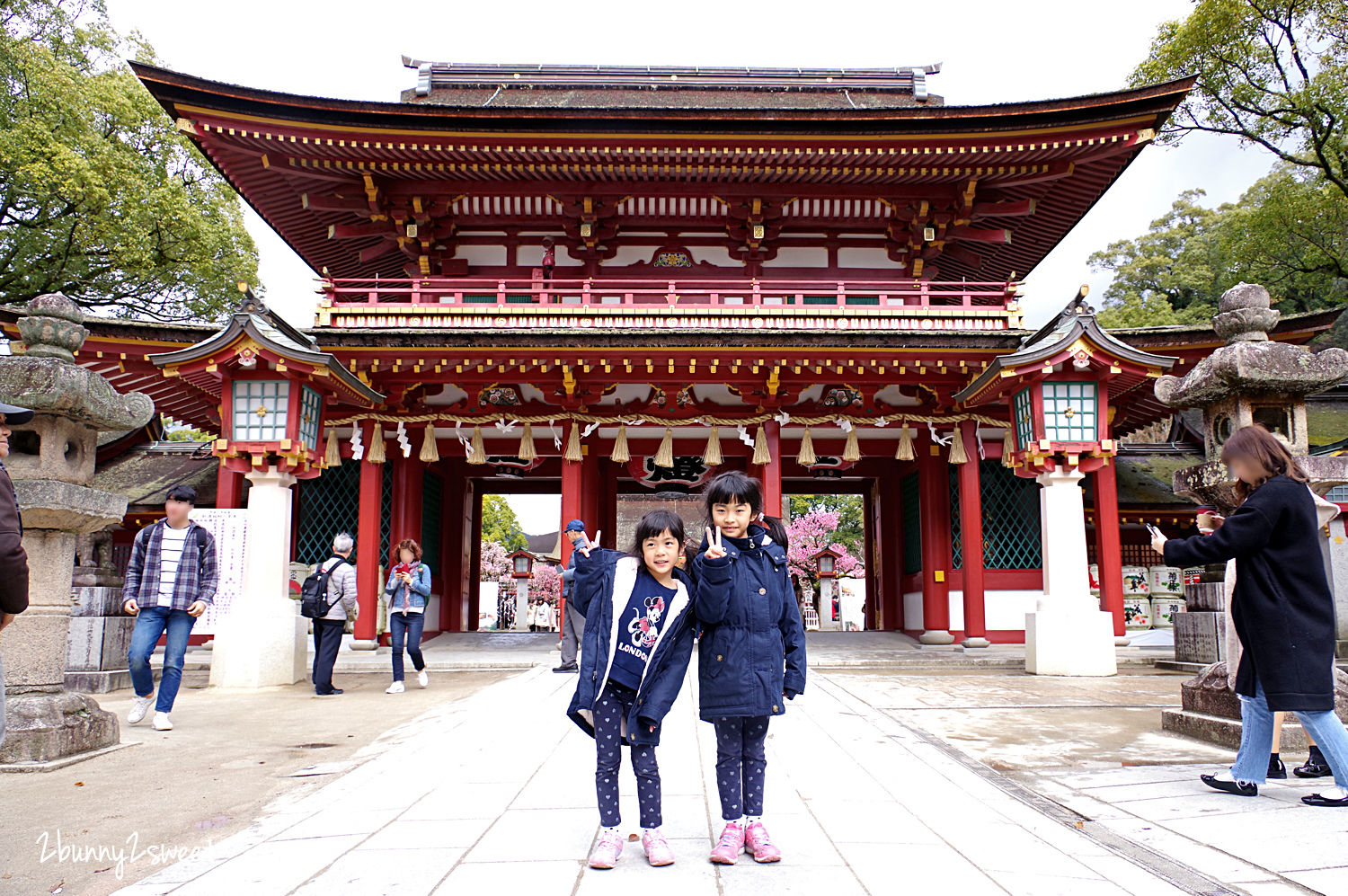 九州福岡景點》太宰府天滿宮半日遊～交通、停車、景點、美食全攻略～必吃一蘭合格拉麵、太宰府名物梅枝餅、壽子屋手工仙貝、天山鬼瓦最中八女茶草莓大福&#038;串蕨，必拍日本十大最美星巴克 @兔兒毛毛姊妹花