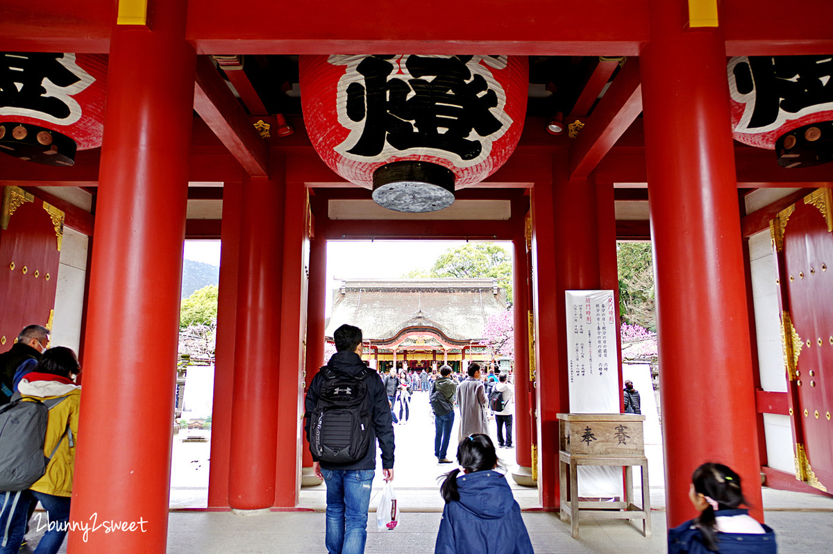 九州福岡景點》太宰府天滿宮半日遊～交通、停車、景點、美食全攻略～必吃一蘭合格拉麵、太宰府名物梅枝餅、壽子屋手工仙貝、天山鬼瓦最中八女茶草莓大福&#038;串蕨，必拍日本十大最美星巴克 @兔兒毛毛姊妹花