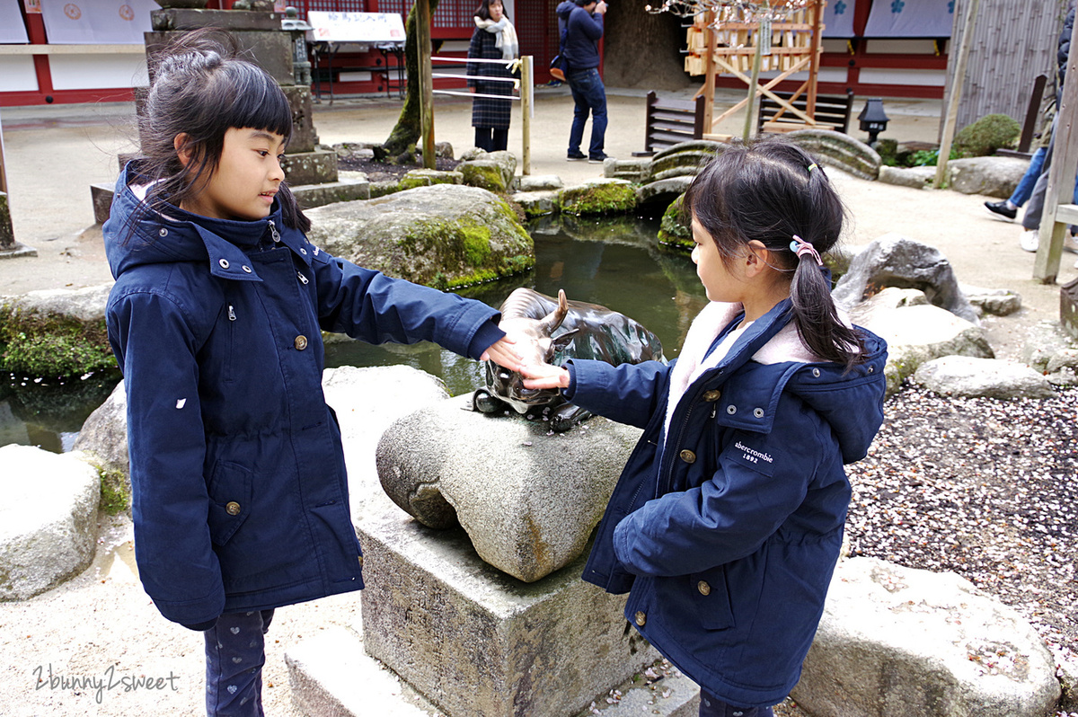 九州福岡景點》太宰府天滿宮半日遊～交通、停車、景點、美食全攻略～必吃一蘭合格拉麵、太宰府名物梅枝餅、壽子屋手工仙貝、天山鬼瓦最中八女茶草莓大福&#038;串蕨，必拍日本十大最美星巴克 @兔兒毛毛姊妹花