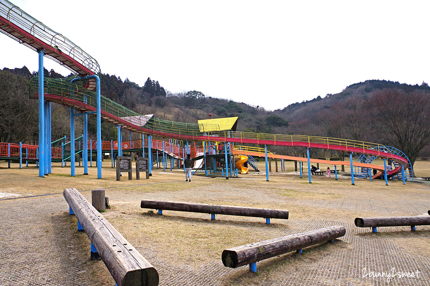 福岡親子景點【夜須高原紀念の森】九州超狂恐龍溜滑梯公園，免費玩還免費停車 @兔兒毛毛姊妹花