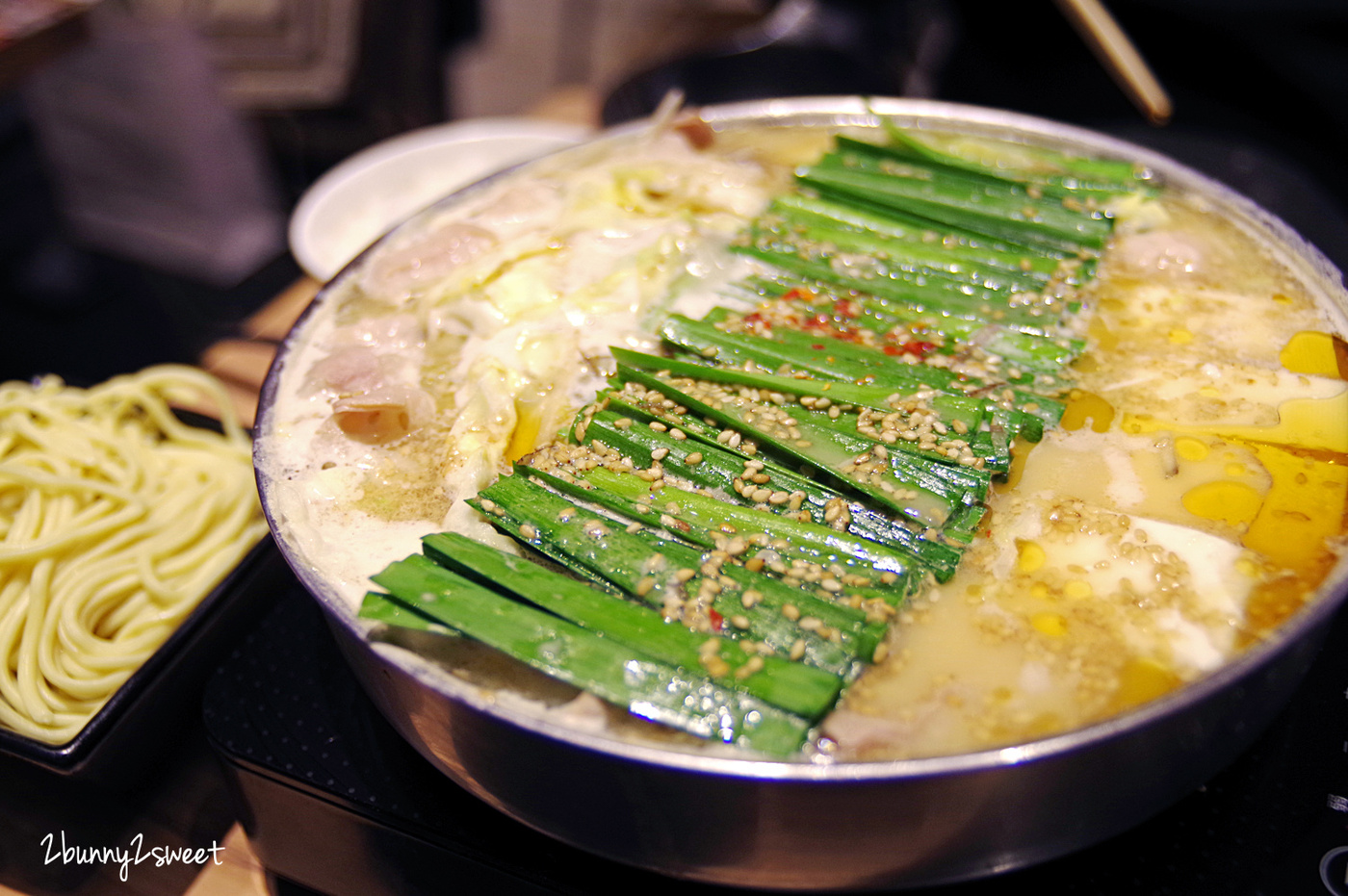 [九州｜福岡。美食] 福岡必吃鄉土料理～內臟鍋/牛腸鍋/牛雜鍋～博多もつ鍋 おおやま 牛腸鍋大山 (天神店)～濃郁味增味的油滋滋湯頭配上QQ牛腸和細滑豆腐～寒冬裡的美味鍋物｜九州必吃｜天神駅美食 @兔兒毛毛姊妹花