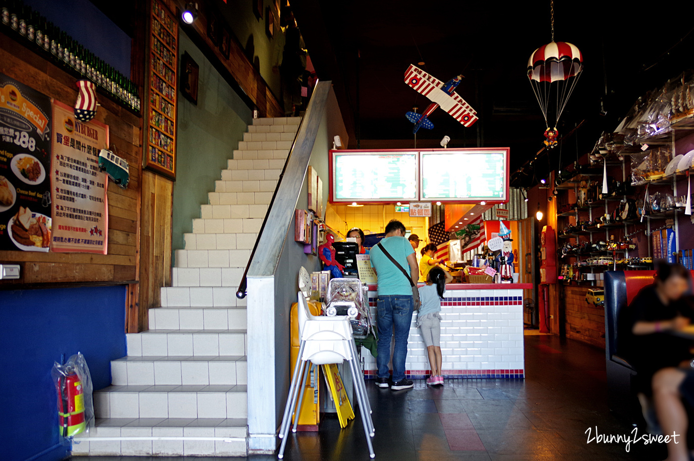 新北親子餐廳》八里 My Burger 買堡美式餐廳～八里左岸第一排，有三樓溜到二樓的河景溜滑梯、球池、家家酒遊戲區的復古風美式餐廳｜八里左岸一日遊 @兔兒毛毛姊妹花