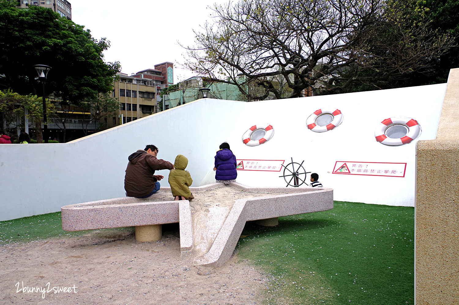 [台北。特色公園] 淡水觀潮廣場共融遊樂場～淡水特色舢舨船變身遊樂場!! 星星戲沙桌、磨石大滑梯、鳥巢盪鞦韆～淡水老街順遊放風景點｜特色溜滑梯｜淡水親子一日遊 @兔兒毛毛姊妹花