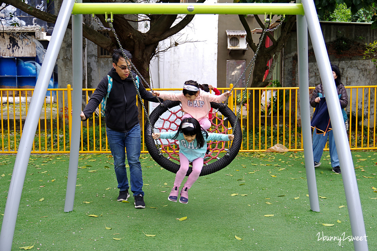 [台北。特色公園] 淡水觀潮廣場共融遊樂場～淡水特色舢舨船變身遊樂場!! 星星戲沙桌、磨石大滑梯、鳥巢盪鞦韆～淡水老街順遊放風景點｜特色溜滑梯｜淡水親子一日遊 @兔兒毛毛姊妹花