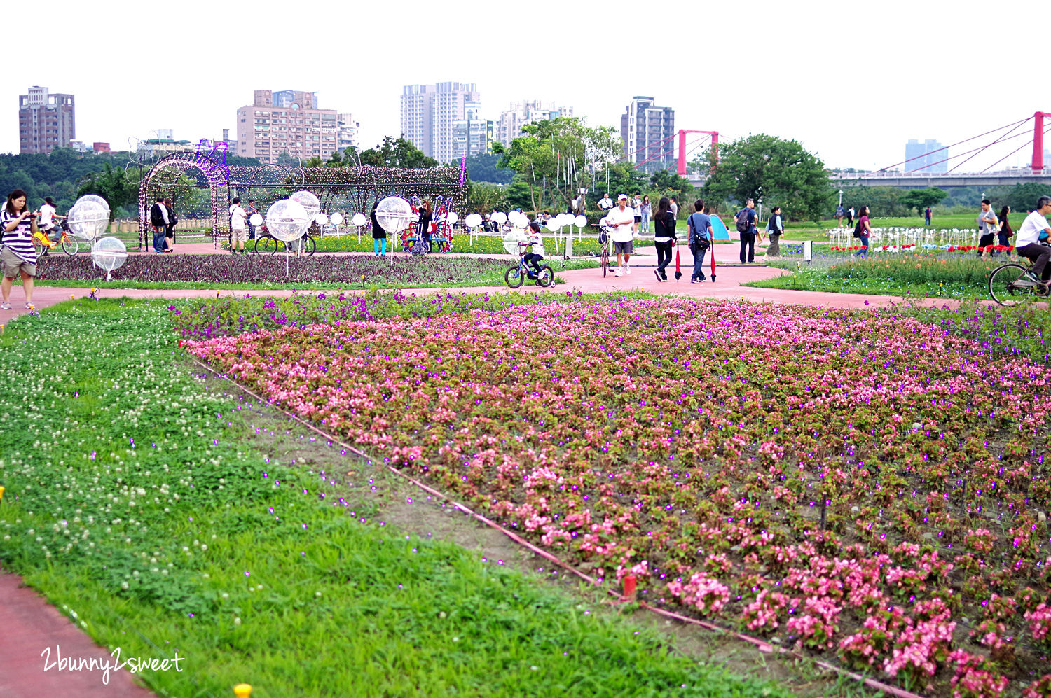 [台北。親子景點] 板橋蝴蝶公園地景花海｜板橋蝴蝶花園-光之饗宴~白天遊花海、晚上賞光雕，50 萬顆燈泡打造光影彩蝶、玫瑰蝶廊、蝴蝶城堡～2019 最浪漫的 IG 美拍景點｜交通及停車資訊 @兔兒毛毛姊妹花