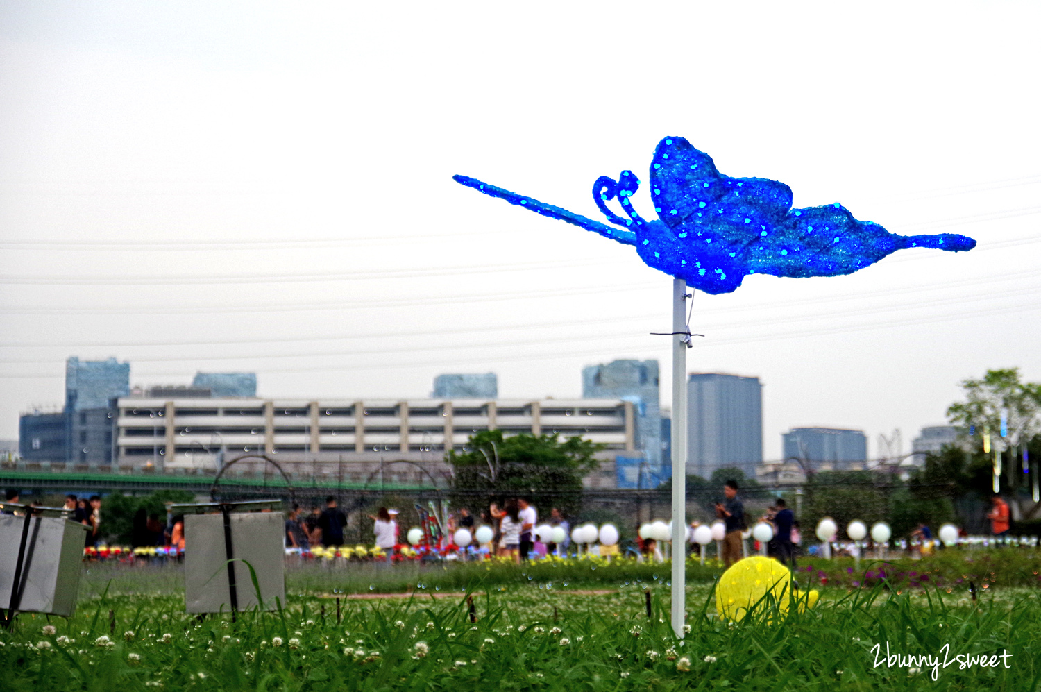 [台北。親子景點] 板橋蝴蝶公園地景花海｜板橋蝴蝶花園-光之饗宴~白天遊花海、晚上賞光雕，50 萬顆燈泡打造光影彩蝶、玫瑰蝶廊、蝴蝶城堡～2019 最浪漫的 IG 美拍景點｜交通及停車資訊 @兔兒毛毛姊妹花