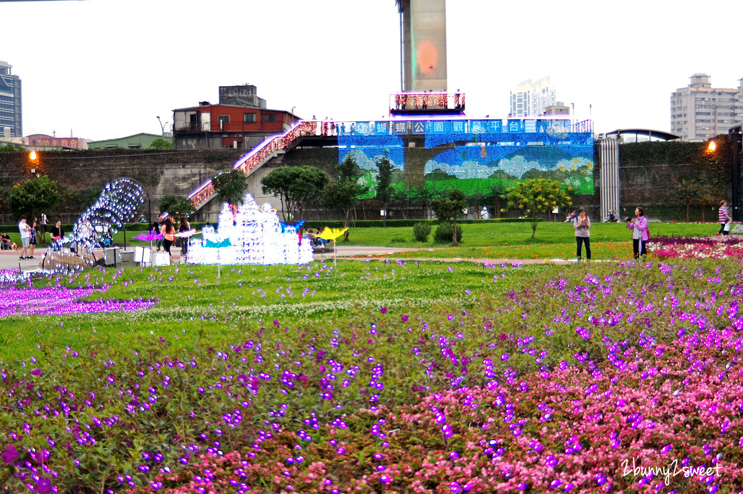 [台北。親子景點] 板橋蝴蝶公園地景花海｜板橋蝴蝶花園-光之饗宴~白天遊花海、晚上賞光雕，50 萬顆燈泡打造光影彩蝶、玫瑰蝶廊、蝴蝶城堡～2019 最浪漫的 IG 美拍景點｜交通及停車資訊 @兔兒毛毛姊妹花