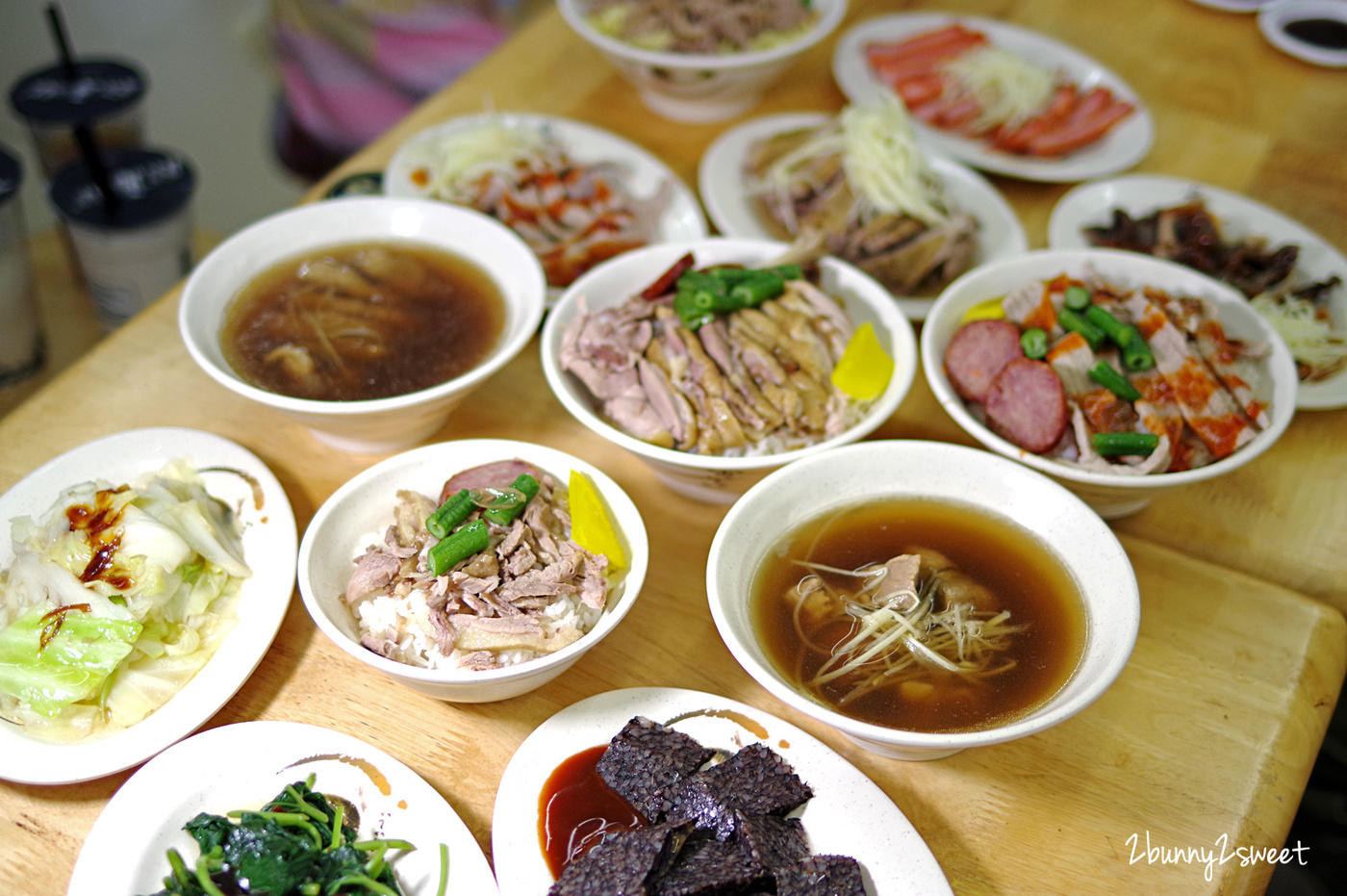 [新北｜永和。美食] 鐘點棧 當歸鴨-鴨肉飯專賣店～嫩而扎實現切鴨肉 x 清甜不膩當歸湯頭 x 松阪豬、排骨、豬腳多元菜色～永和樂華夜市內環境乾淨整潔的美食小吃 @兔兒毛毛姊妹花