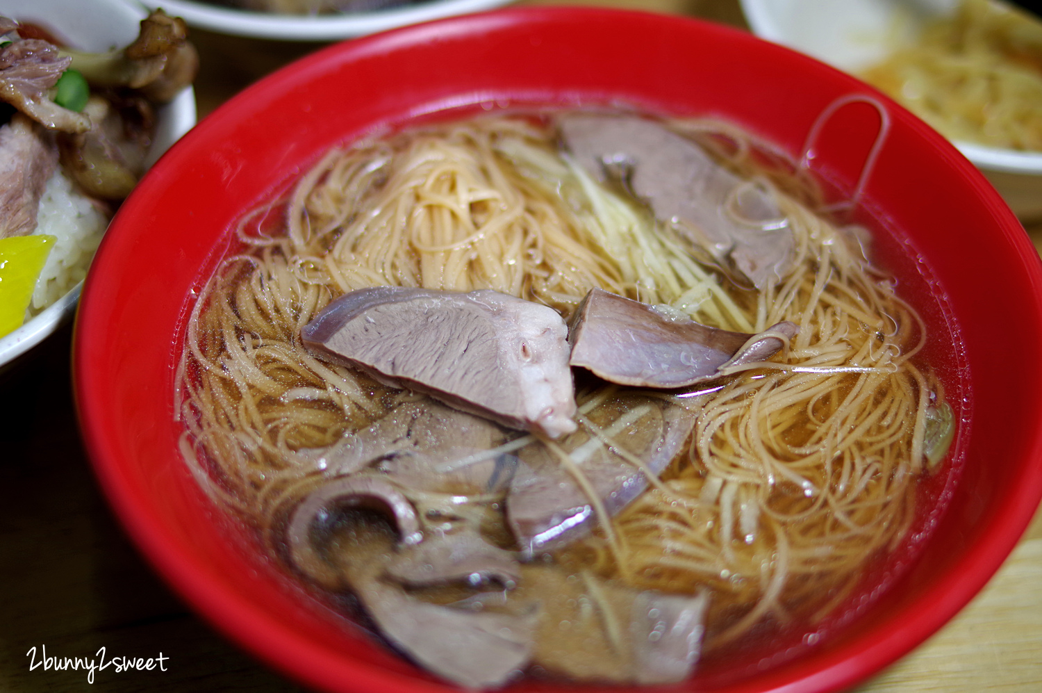 [新北｜永和。美食] 鐘點棧 當歸鴨-鴨肉飯專賣店～嫩而扎實現切鴨肉 x 清甜不膩當歸湯頭 x 松阪豬、排骨、豬腳多元菜色～永和樂華夜市內環境乾淨整潔的美食小吃 @兔兒毛毛姊妹花