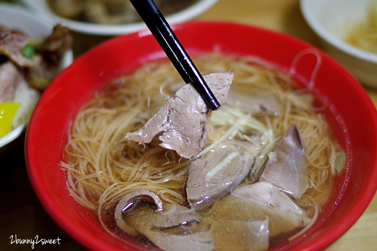 [新北｜永和。美食] 鐘點棧 當歸鴨-鴨肉飯專賣店～嫩而扎實現切鴨肉 x 清甜不膩當歸湯頭 x 松阪豬、排骨、豬腳多元菜色～永和樂華夜市內環境乾淨整潔的美食小吃 @兔兒毛毛姊妹花