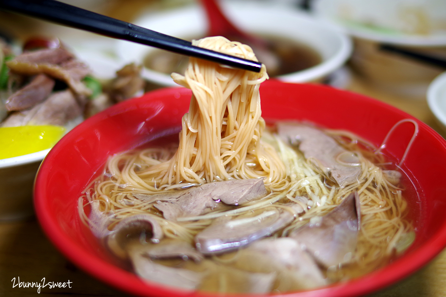 [新北｜永和。美食] 鐘點棧 當歸鴨-鴨肉飯專賣店～嫩而扎實現切鴨肉 x 清甜不膩當歸湯頭 x 松阪豬、排骨、豬腳多元菜色～永和樂華夜市內環境乾淨整潔的美食小吃 @兔兒毛毛姊妹花