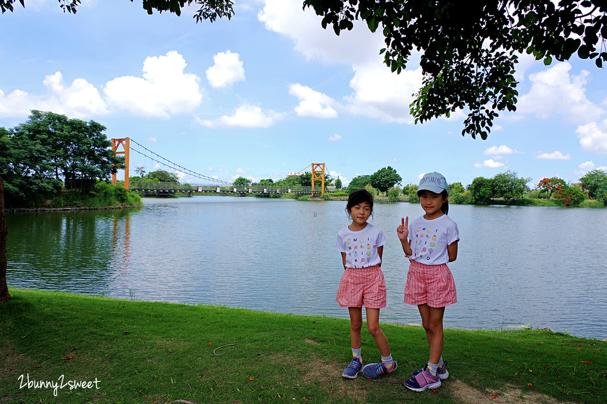 [台南。特色公園] 葫蘆埤自然公園～水岸吊橋自然景觀 x 放電雙道石頭溜滑梯 x 錢來也雜貨店特色菱角冰～台南官田免費親子休閒景點｜特色溜滑梯 @兔兒毛毛姊妹花