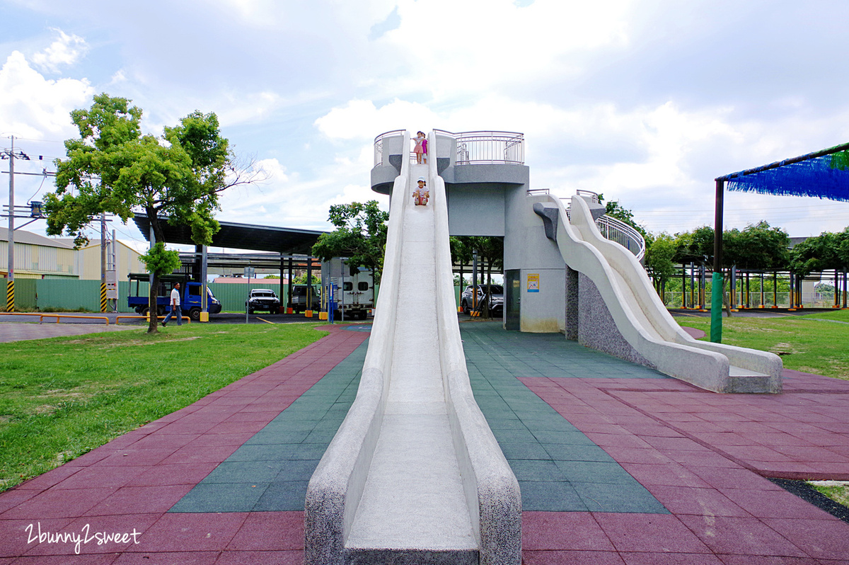 [台南。特色公園] 葫蘆埤自然公園～水岸吊橋自然景觀 x 放電雙道石頭溜滑梯 x 錢來也雜貨店特色菱角冰～台南官田免費親子休閒景點｜特色溜滑梯 @兔兒毛毛姊妹花