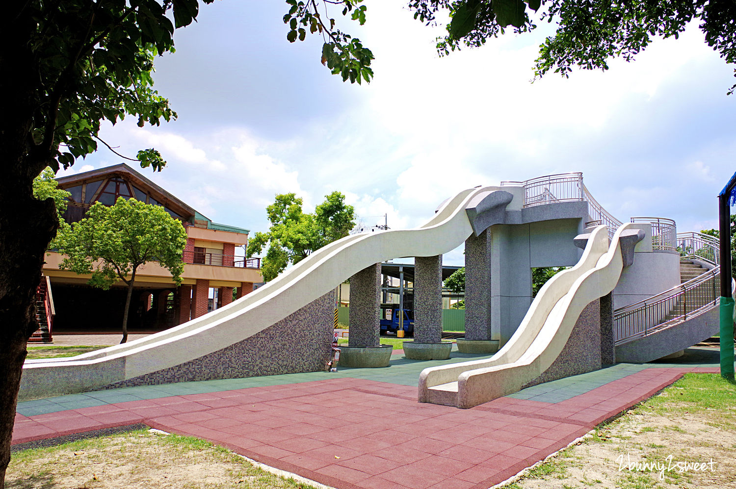 [台南。特色公園] 葫蘆埤自然公園～水岸吊橋自然景觀 x 放電雙道石頭溜滑梯 x 錢來也雜貨店特色菱角冰～台南官田免費親子休閒景點｜特色溜滑梯 @兔兒毛毛姊妹花