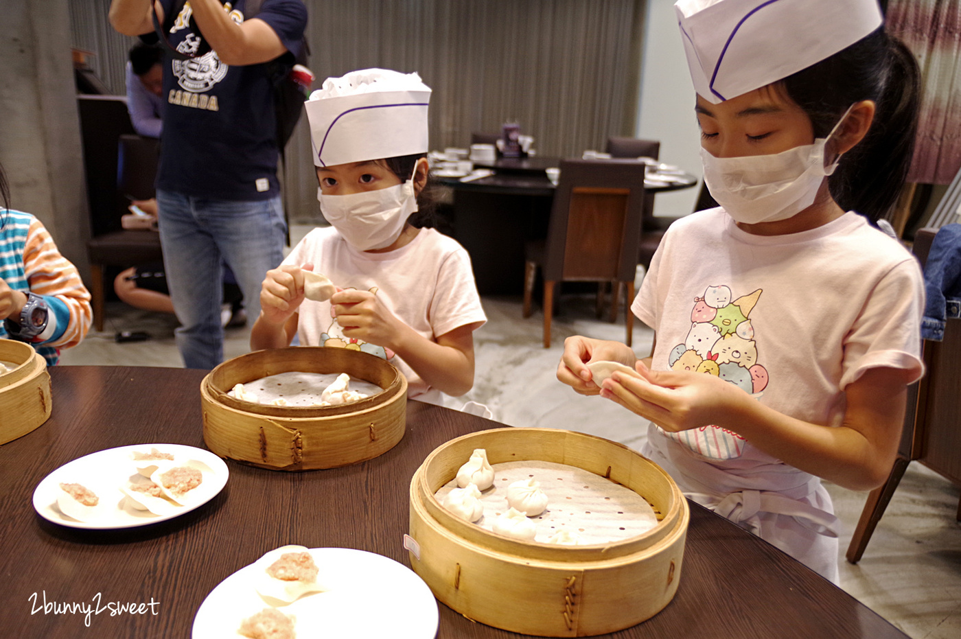 桃園觀光工廠》南僑桃園觀光體驗工廠～點水樓冠軍小籠包 DIY、卡比索冰淇淋甜點 DIY、水晶肥皂古早打印體驗~吃好玩滿讓全家都開心的免費觀光工廠｜室內景點｜雨天景點｜桃園龜山一日遊 @兔兒毛毛姊妹花