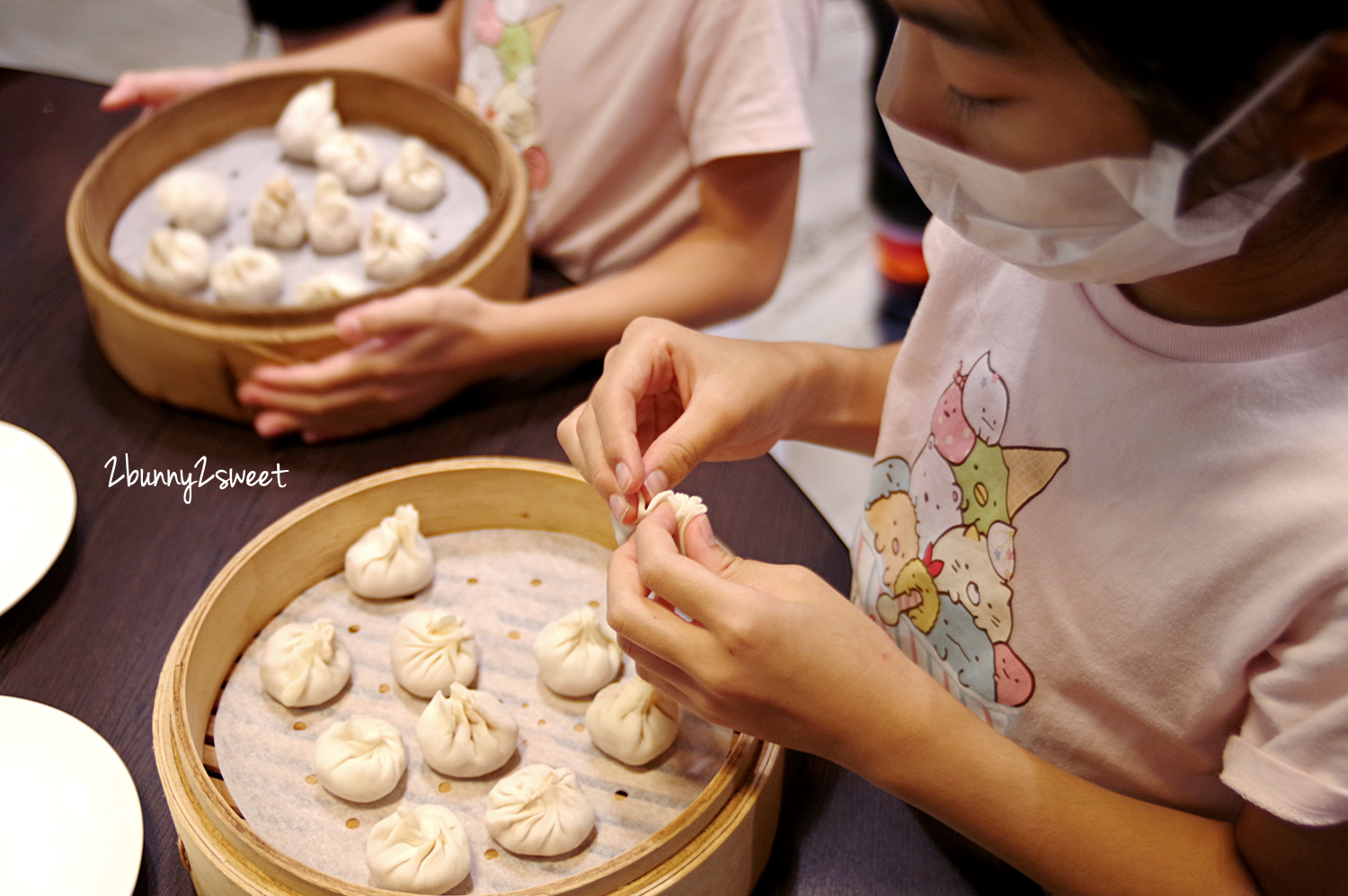 桃園觀光工廠》南僑桃園觀光體驗工廠～點水樓冠軍小籠包 DIY、卡比索冰淇淋甜點 DIY、水晶肥皂古早打印體驗~吃好玩滿讓全家都開心的免費觀光工廠｜室內景點｜雨天景點｜桃園龜山一日遊 @兔兒毛毛姊妹花