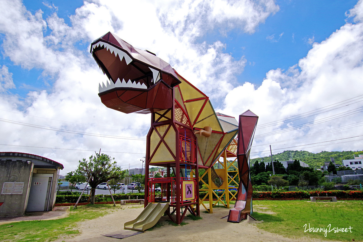 沖繩溜滑梯公園》 東濱恐龍公園｜東浜きょうりゅう公園～三層樓高巨大暴龍攻佔公園!! 超吸睛恐龍攀爬遊具 x 小山丘長溜滑梯～沖繩南部超吸睛免費特色公園 @兔兒毛毛姊妹花