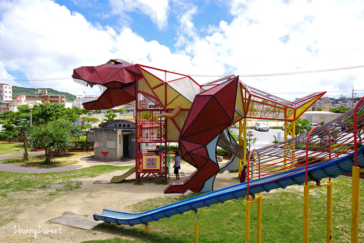 沖繩溜滑梯公園》 東濱恐龍公園｜東浜きょうりゅう公園～三層樓高巨大暴龍攻佔公園!! 超吸睛恐龍攀爬遊具 x 小山丘長溜滑梯～沖繩南部超吸睛免費特色公園 @兔兒毛毛姊妹花