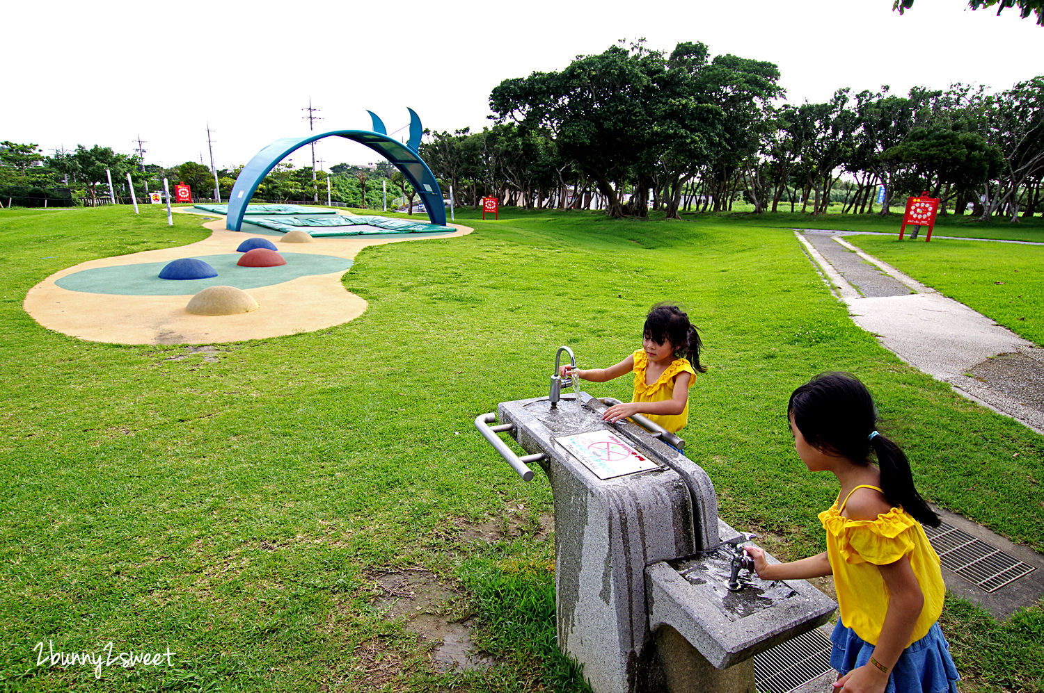 沖繩景點【平和祈念公園】兒童廣場 (子ども広場)～星球攀爬網、巨蛋溜滑梯～命の卵 大型兒童遊樂場真的超好玩 @兔兒毛毛姊妹花