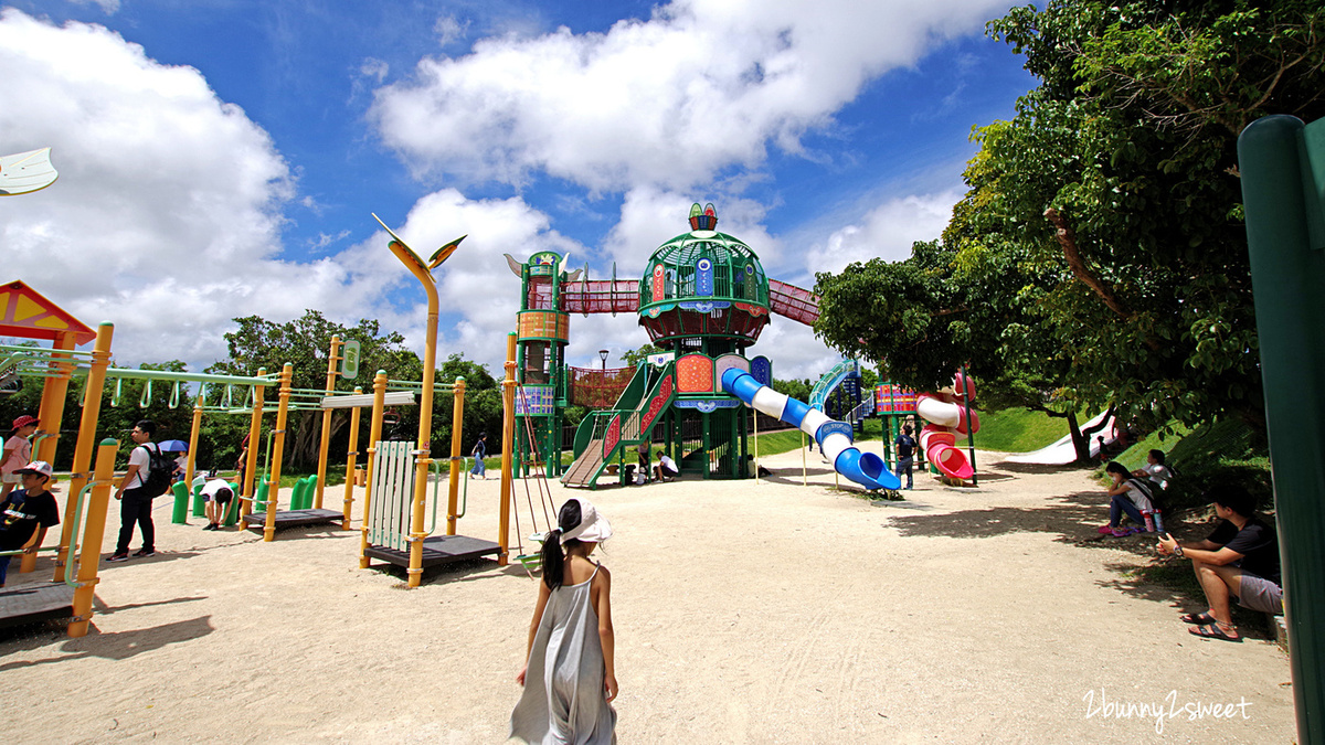 沖繩。溜滑梯公園》本部公園。野菜王國～超長滑梯、旋轉滑梯、磨石子滑梯，還有超豐富攀爬設施～蓋在沙坑上的野菜主題遊樂場｜もとぶこうえん @兔兒毛毛姊妹花