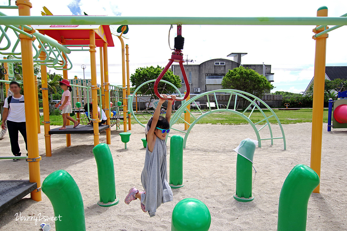 沖繩。溜滑梯公園》本部公園。野菜王國～超長滑梯、旋轉滑梯、磨石子滑梯，還有超豐富攀爬設施～蓋在沙坑上的野菜主題遊樂場｜もとぶこうえん @兔兒毛毛姊妹花