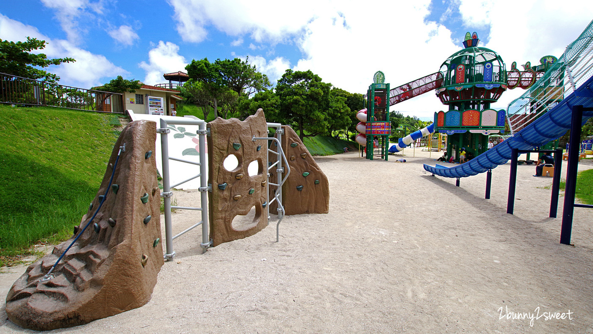 沖繩。溜滑梯公園》本部公園。野菜王國～超長滑梯、旋轉滑梯、磨石子滑梯，還有超豐富攀爬設施～蓋在沙坑上的野菜主題遊樂場｜もとぶこうえん @兔兒毛毛姊妹花