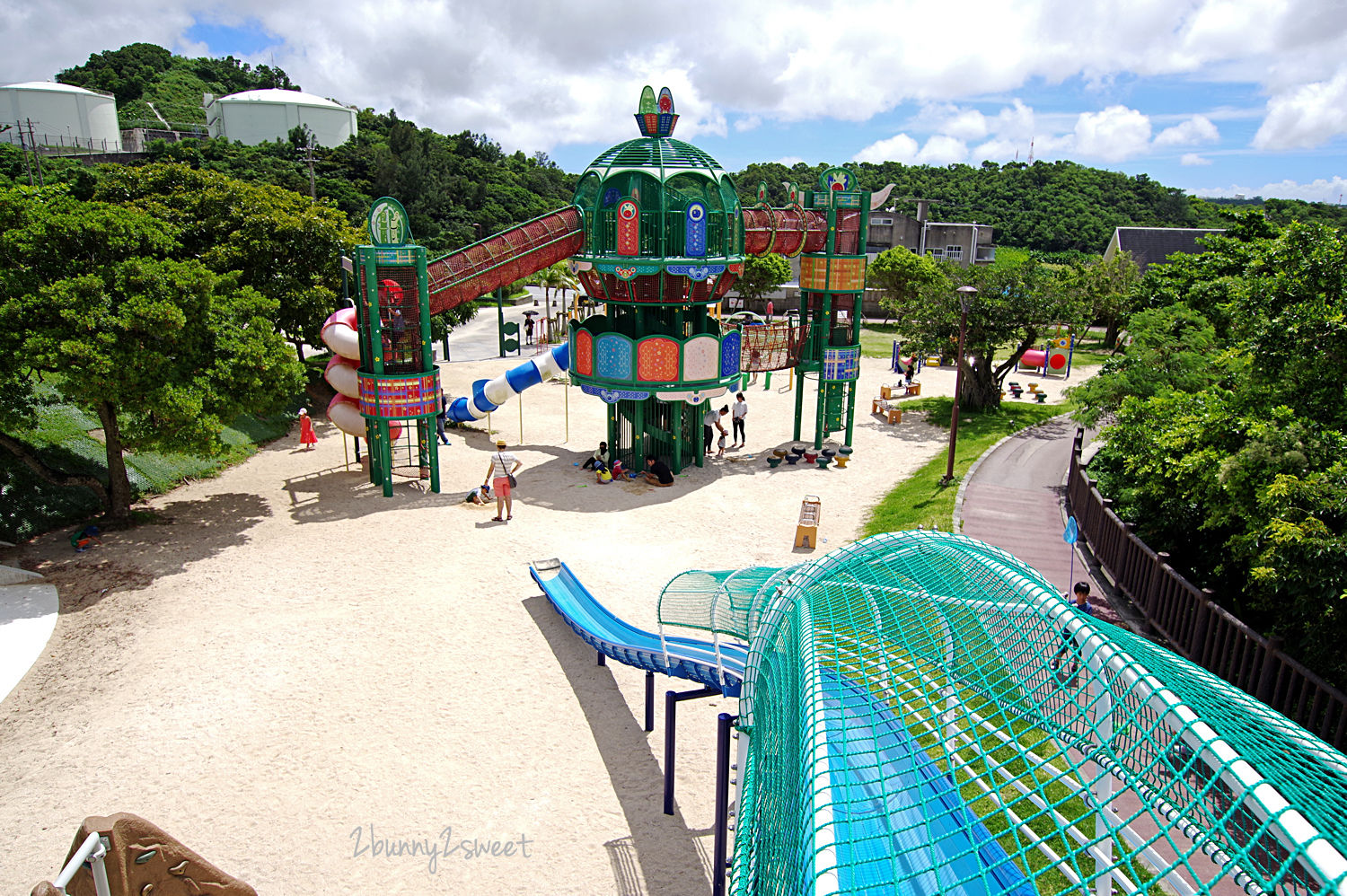 沖繩。溜滑梯公園》本部公園。野菜王國～超長滑梯、旋轉滑梯、磨石子滑梯，還有超豐富攀爬設施～蓋在沙坑上的野菜主題遊樂場｜もとぶこうえん @兔兒毛毛姊妹花