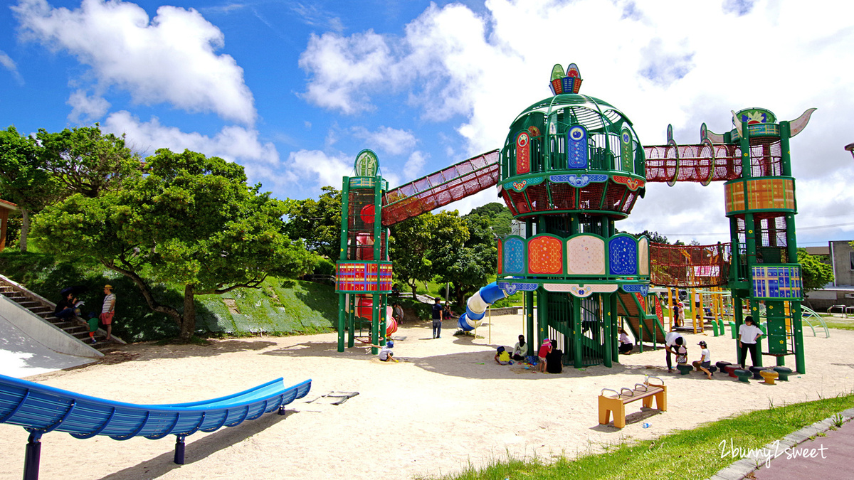 沖繩。溜滑梯公園》本部公園。野菜王國～超長滑梯、旋轉滑梯、磨石子滑梯，還有超豐富攀爬設施～蓋在沙坑上的野菜主題遊樂場｜もとぶこうえん @兔兒毛毛姊妹花