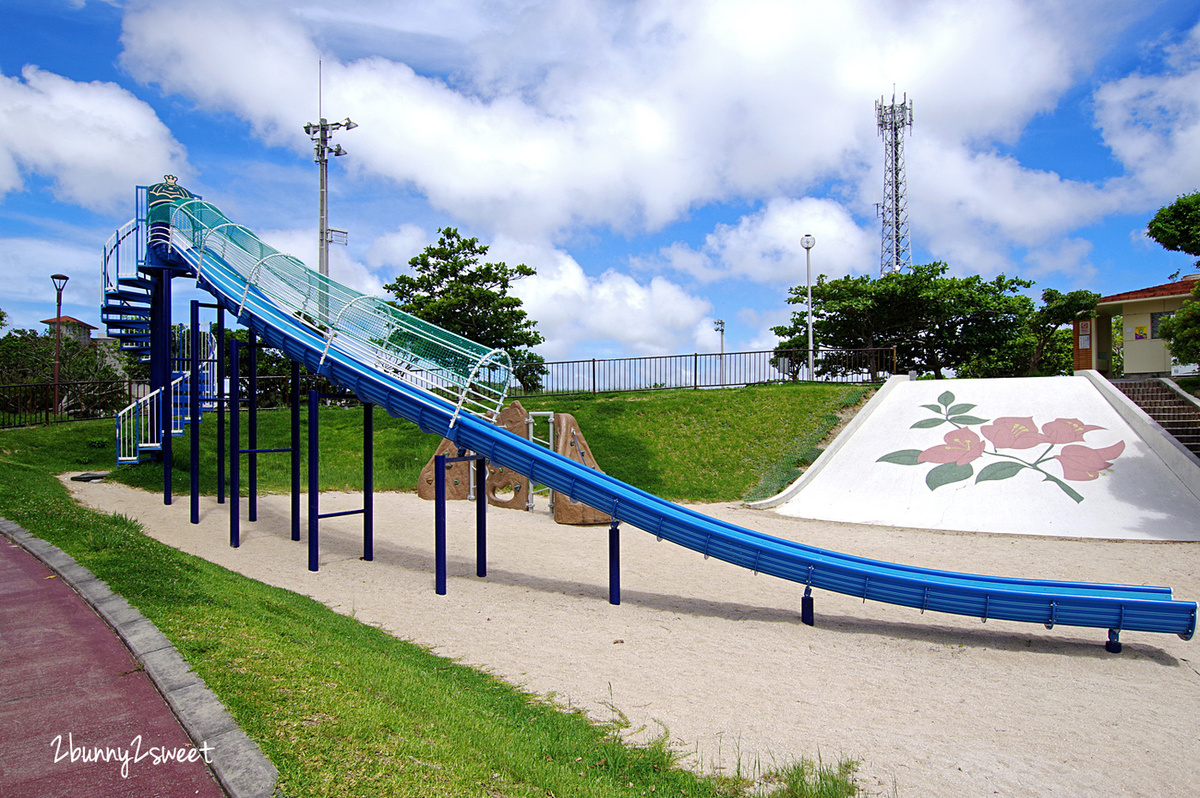 沖繩。溜滑梯公園》本部公園。野菜王國～超長滑梯、旋轉滑梯、磨石子滑梯，還有超豐富攀爬設施～蓋在沙坑上的野菜主題遊樂場｜もとぶこうえん @兔兒毛毛姊妹花