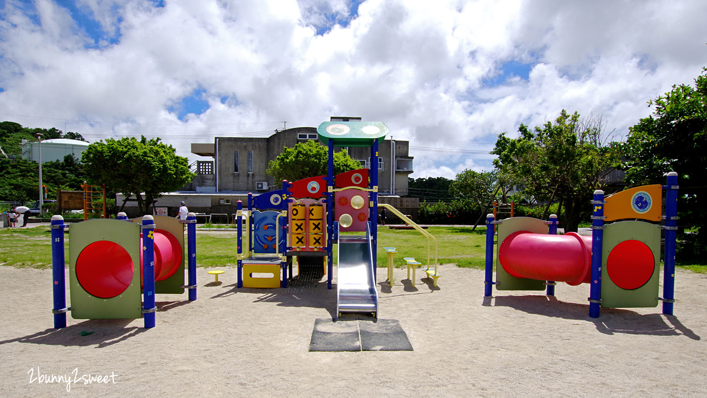 沖繩。溜滑梯公園》本部公園。野菜王國～超長滑梯、旋轉滑梯、磨石子滑梯，還有超豐富攀爬設施～蓋在沙坑上的野菜主題遊樂場｜もとぶこうえん @兔兒毛毛姊妹花