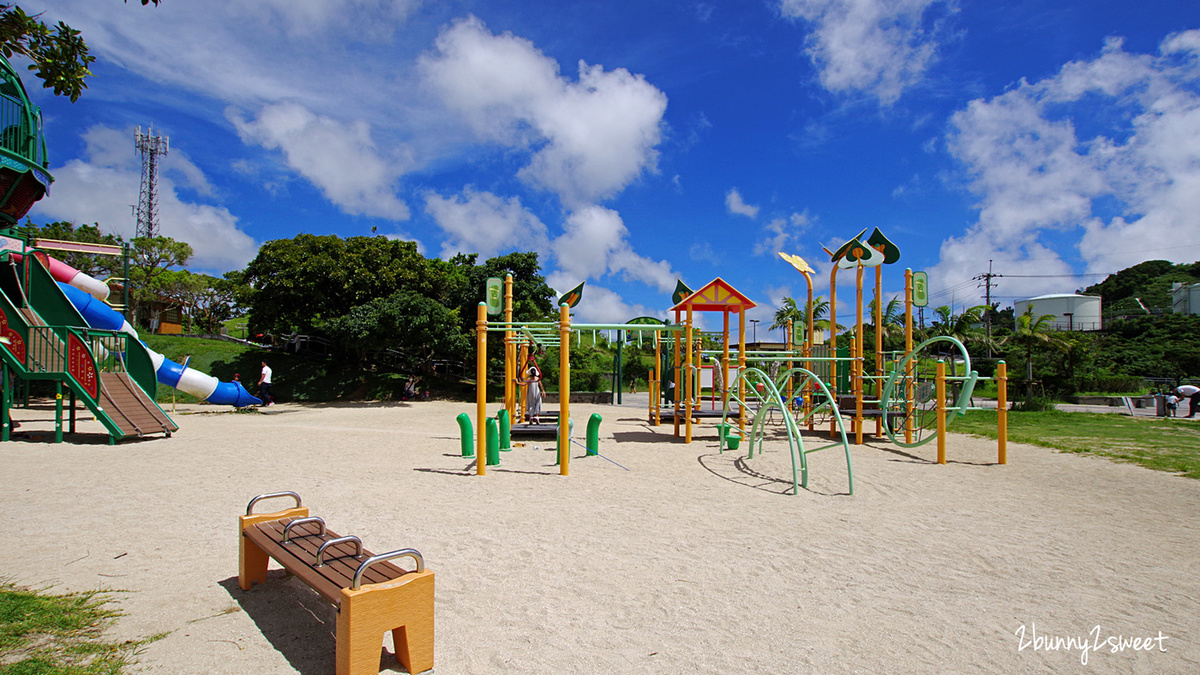 沖繩。溜滑梯公園》本部公園。野菜王國～超長滑梯、旋轉滑梯、磨石子滑梯，還有超豐富攀爬設施～蓋在沙坑上的野菜主題遊樂場｜もとぶこうえん @兔兒毛毛姊妹花