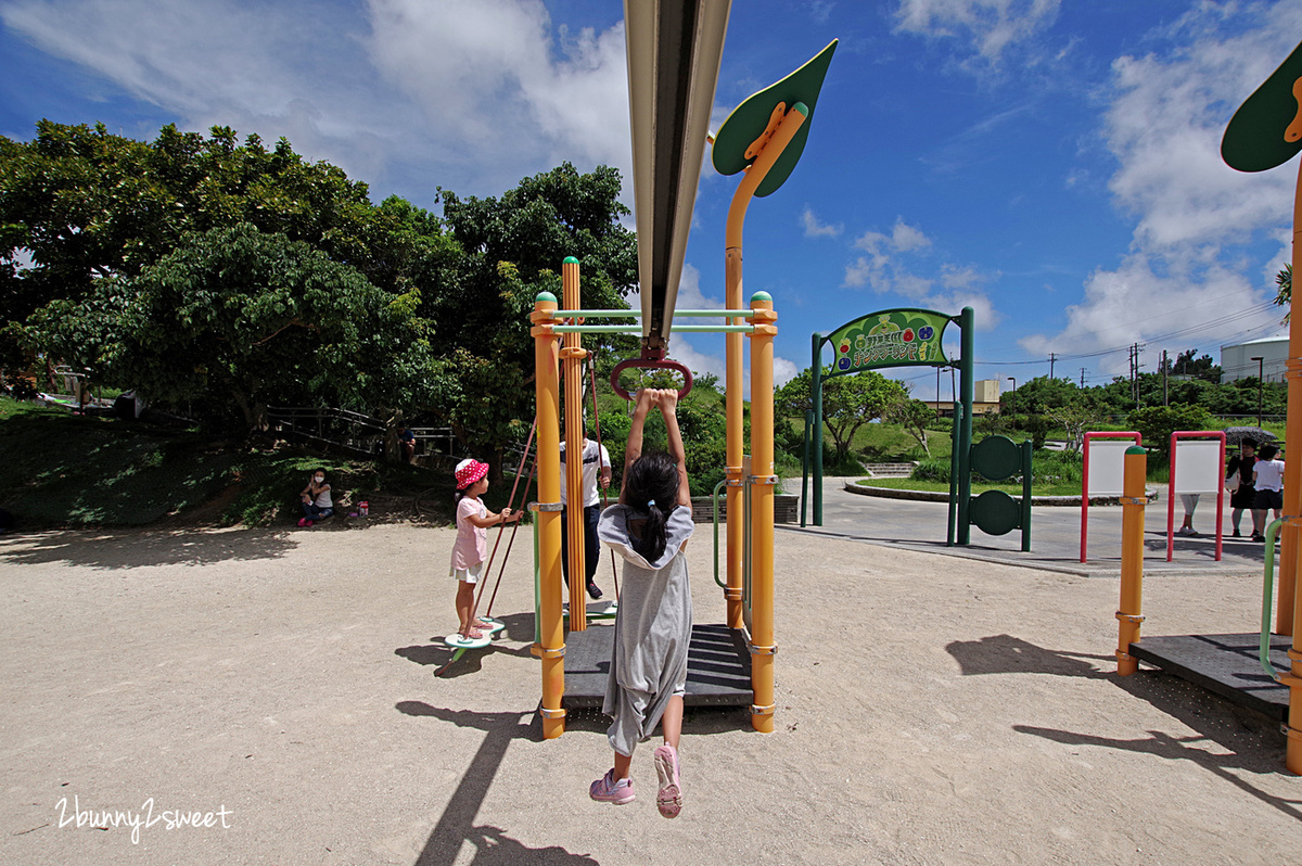 沖繩。溜滑梯公園》本部公園。野菜王國～超長滑梯、旋轉滑梯、磨石子滑梯，還有超豐富攀爬設施～蓋在沙坑上的野菜主題遊樂場｜もとぶこうえん @兔兒毛毛姊妹花