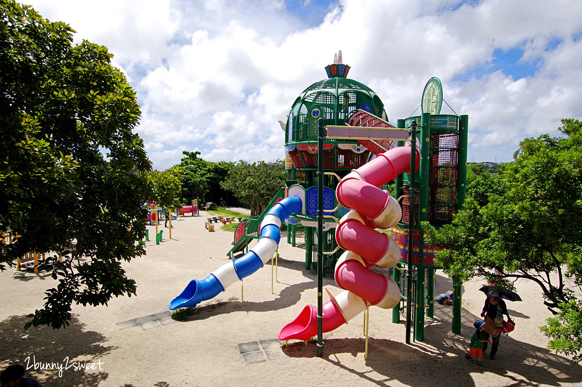 沖繩。溜滑梯公園》本部公園。野菜王國～超長滑梯、旋轉滑梯、磨石子滑梯，還有超豐富攀爬設施～蓋在沙坑上的野菜主題遊樂場｜もとぶこうえん @兔兒毛毛姊妹花