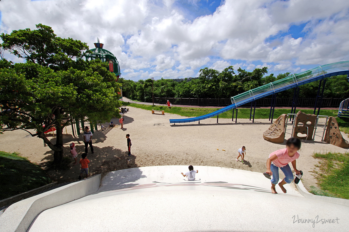 沖繩。溜滑梯公園》本部公園。野菜王國～超長滑梯、旋轉滑梯、磨石子滑梯，還有超豐富攀爬設施～蓋在沙坑上的野菜主題遊樂場｜もとぶこうえん @兔兒毛毛姊妹花