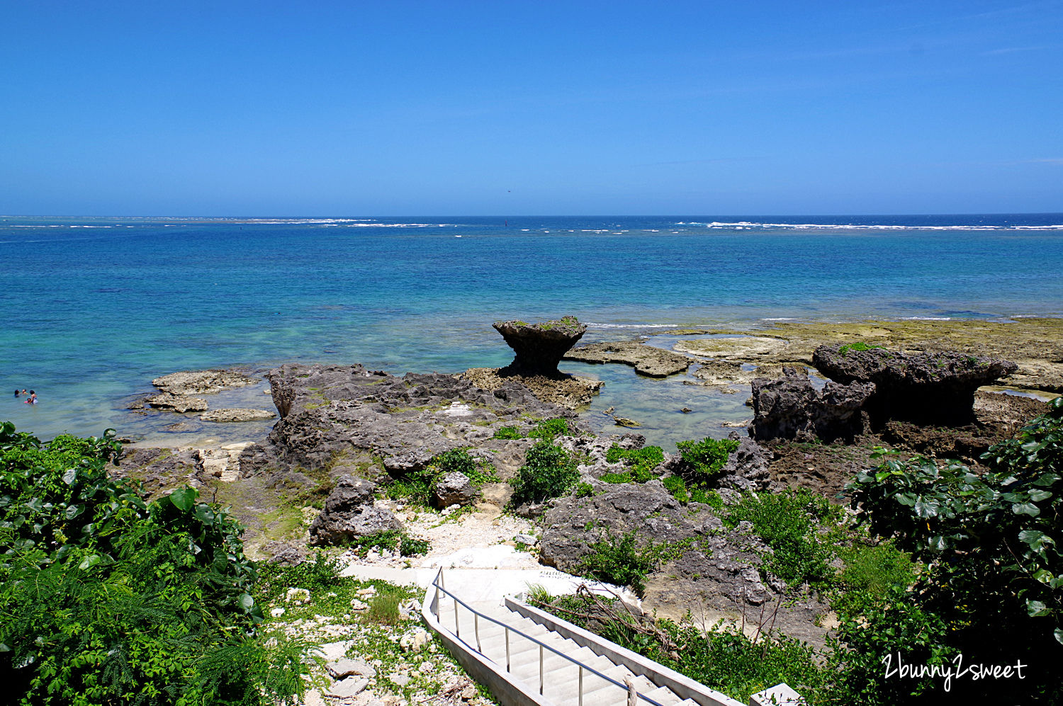 [沖繩｜南城。景點] 奧武島秘境海灘～龍宮神｜竜宮神～佇立在蔚藍海濱的蕈菇狀海蝕岩～無敵海景美拍聖地｜IG 景點｜免費景點 @兔兒毛毛姊妹花