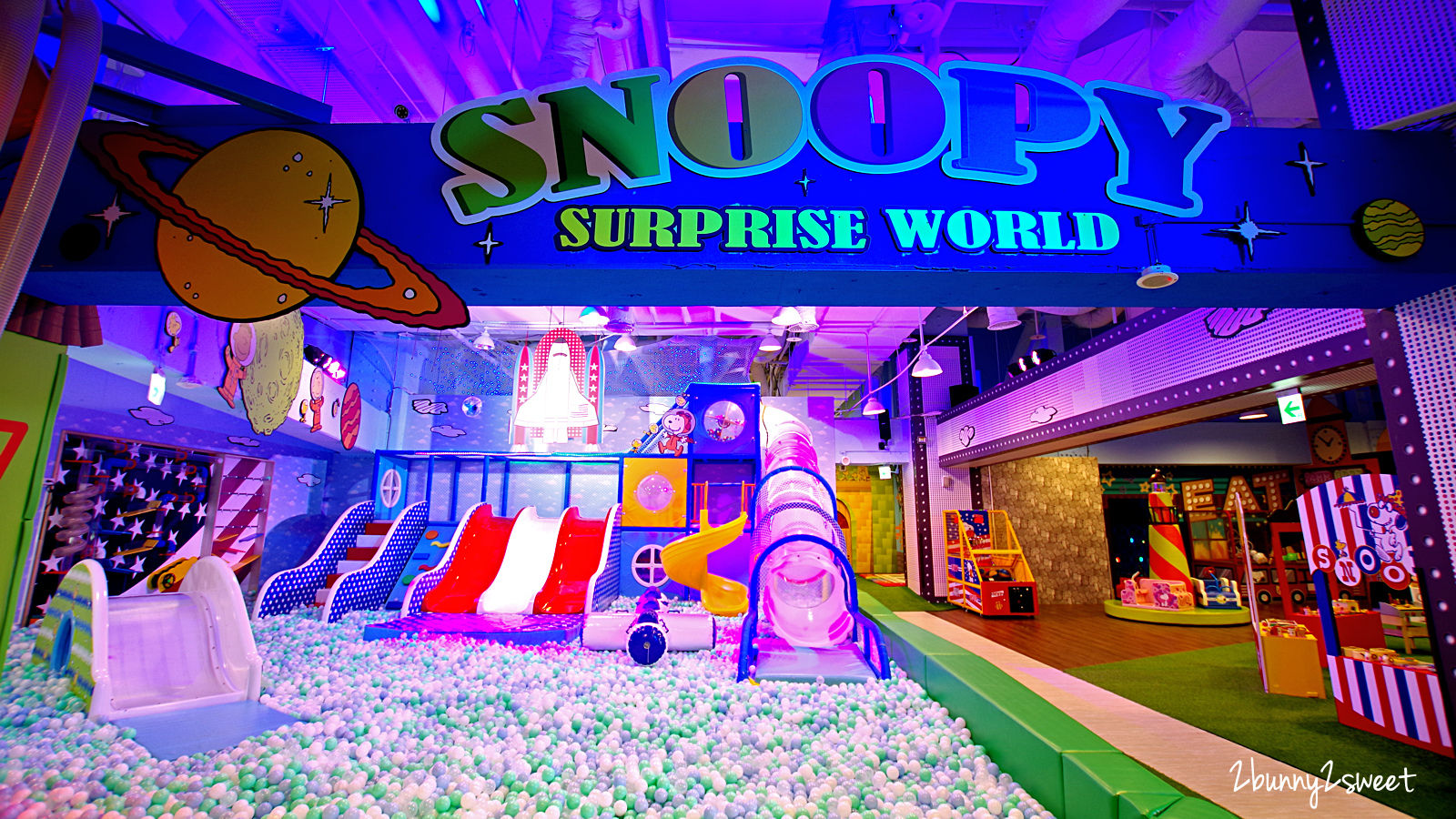 [台北。室內樂園] SNOOPY樂園大直旗艦店～和史努比一起登上太空玩溜滑梯、雪地玩沙嚕車車、角色扮演市集打工去～全台最大 SNOOPY 官方授權室內親子樂園｜史努比樂園｜ATT 4 Recharge｜室內景點｜雨天景點 @兔兒毛毛姊妹花