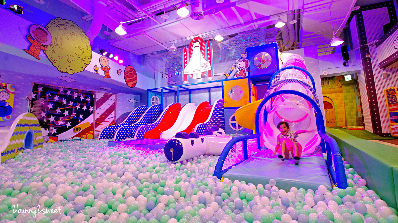 [台北。室內樂園] SNOOPY樂園大直旗艦店～和史努比一起登上太空玩溜滑梯、雪地玩沙嚕車車、角色扮演市集打工去～全台最大 SNOOPY 官方授權室內親子樂園｜史努比樂園｜ATT 4 Recharge｜室內景點｜雨天景點 @兔兒毛毛姊妹花