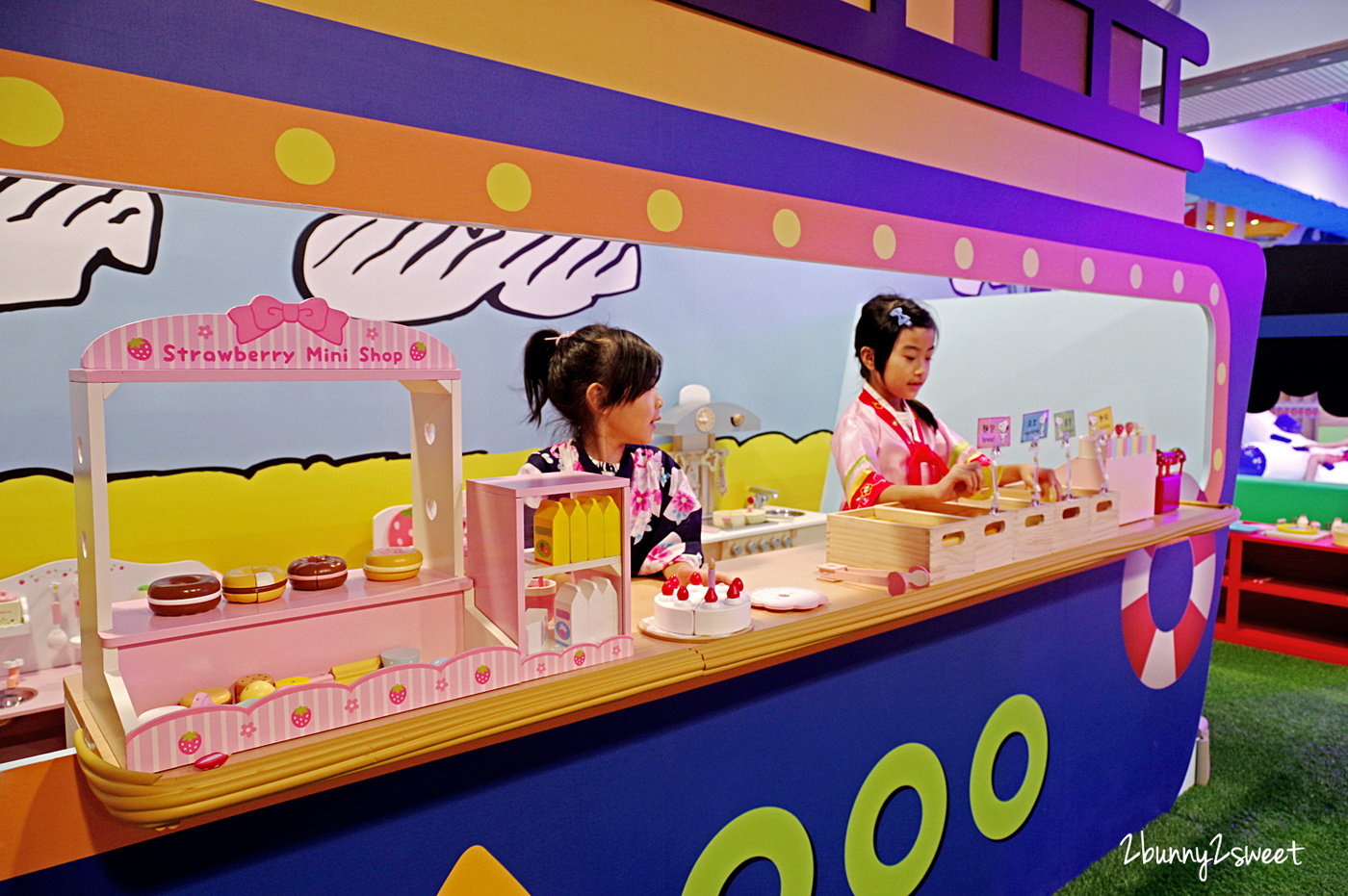 [台北。室內樂園] SNOOPY樂園大直旗艦店～和史努比一起登上太空玩溜滑梯、雪地玩沙嚕車車、角色扮演市集打工去～全台最大 SNOOPY 官方授權室內親子樂園｜史努比樂園｜ATT 4 Recharge｜室內景點｜雨天景點 @兔兒毛毛姊妹花